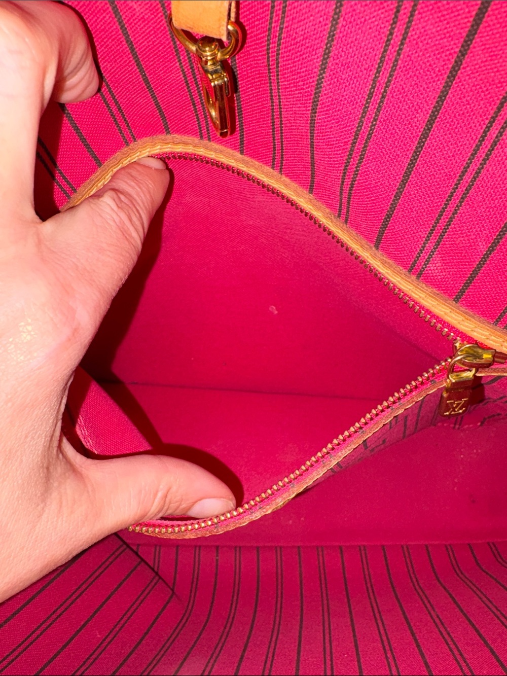 AUTH Louis Vuitton Love Lock Neverfull MM and new insert/Hot pink - Picture 7 of 14